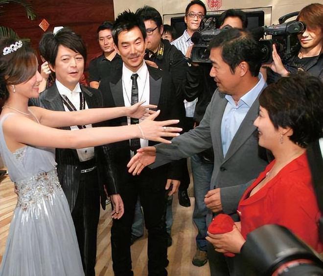 000家店亏40亿都是红颜祸水惹得祸OG网站“一代鞋王”达芙妮没落关6(图8)