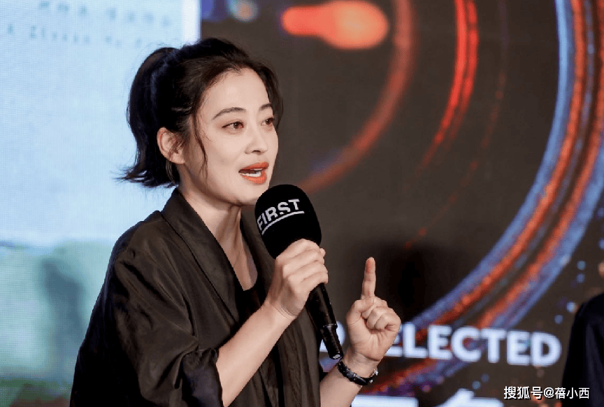 ：西装+半身裙+高马尾高级洋气又减龄OG真人平台梅婷带火了一种春天新穿法(图1)
