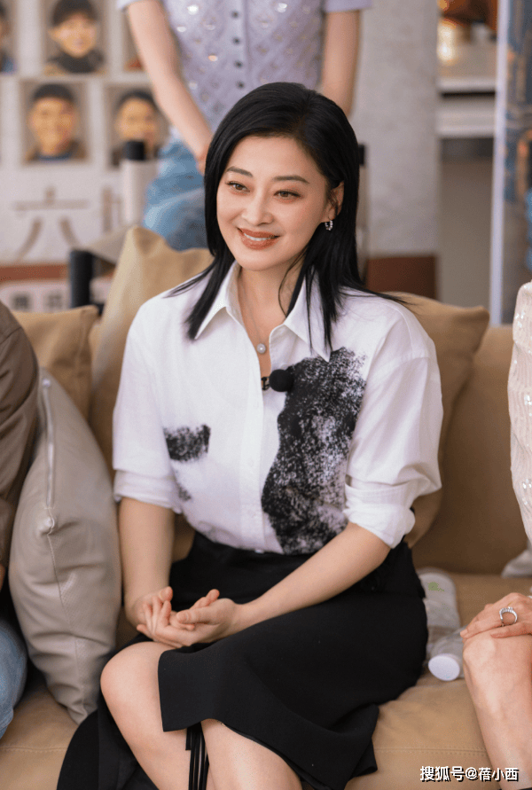 ：西装+半身裙+高马尾高级洋气又减龄OG真人平台梅婷带火了一种春天新穿法(图2)