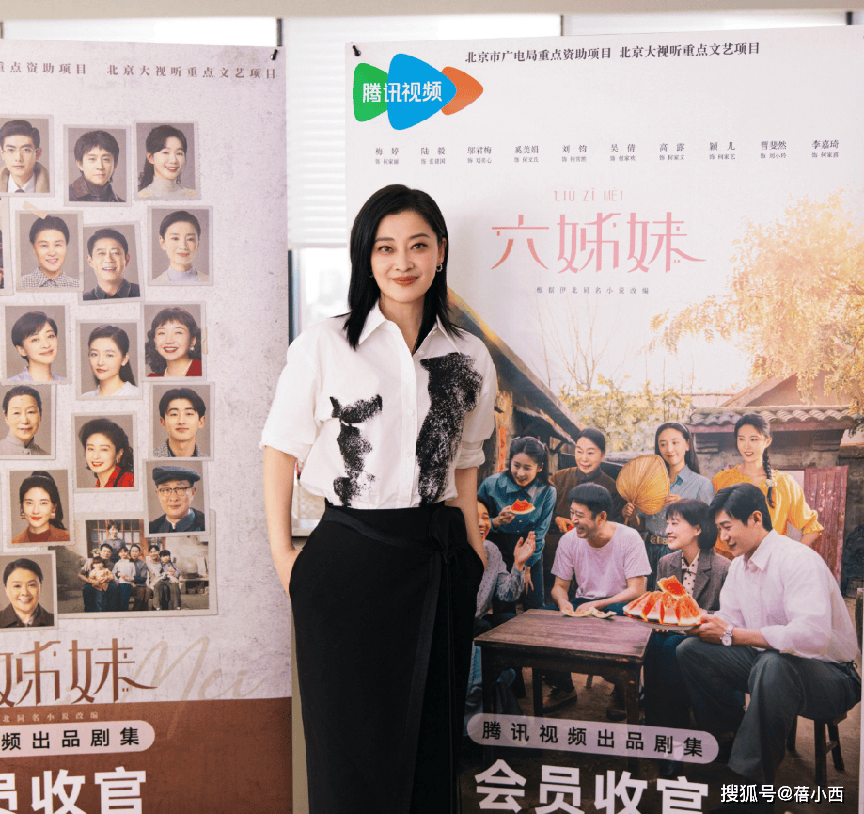 ：西装+半身裙+高马尾高级洋气又减龄OG真人平台梅婷带火了一种春天新穿法(图3)