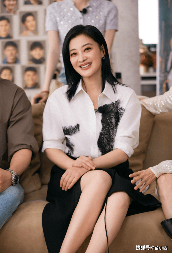 ：西装+半身裙+高马尾高级洋气又减龄OG真人平台梅婷带火了一种春天新穿法(图5)