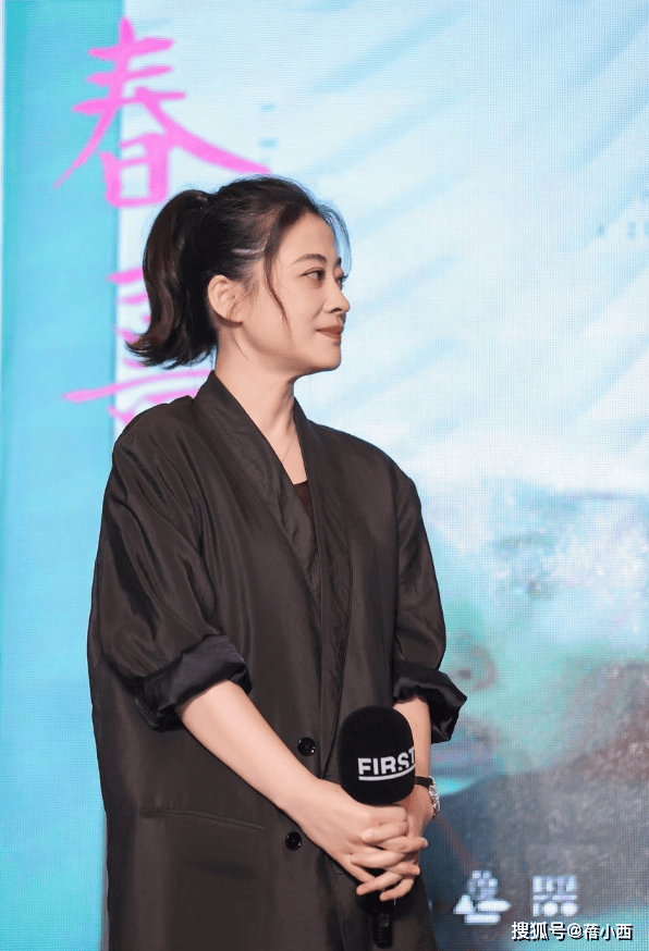 ：西装+半身裙+高马尾高级洋气又减龄OG真人平台梅婷带火了一种春天新穿法(图4)