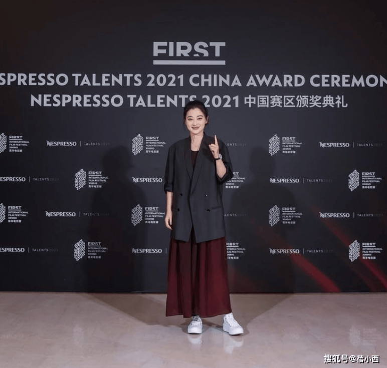 ：西装+半身裙+高马尾高级洋气又减龄OG真人平台梅婷带火了一种春天新穿法(图7)