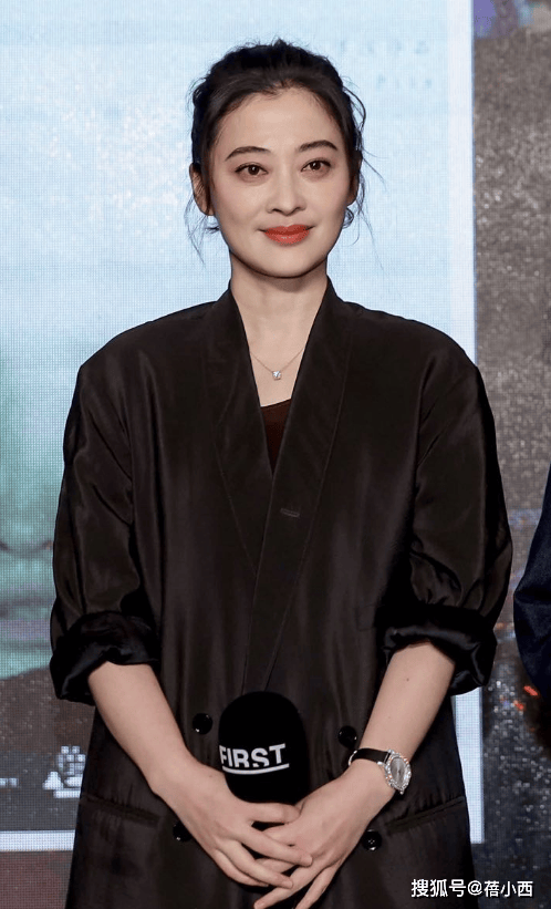 ：西装+半身裙+高马尾高级洋气又减龄OG真人平台梅婷带火了一种春天新穿法(图8)