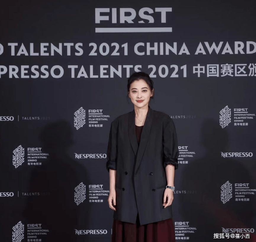 ：西装+半身裙+高马尾高级洋气又减龄OG真人平台梅婷带火了一种春天新穿法(图9)