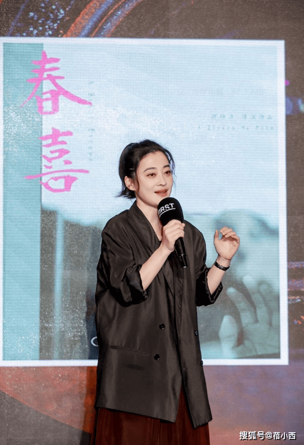 ：西装+半身裙+高马尾高级洋气又减龄OG真人平台梅婷带火了一种春天新穿法(图10)